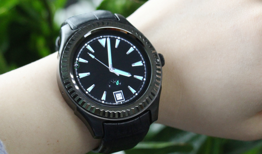 No.1 носи No.1 D7 Android Smartwatch, базиран на Android